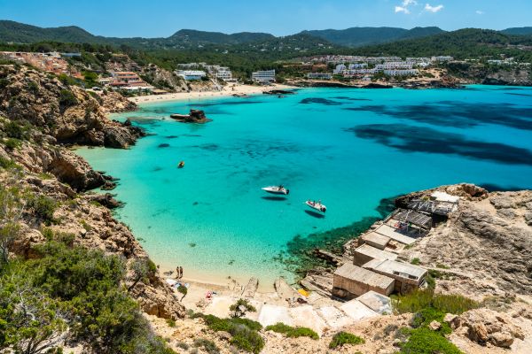 Praias Escondidas da Europa: Roteiros para o Verão Perfeito